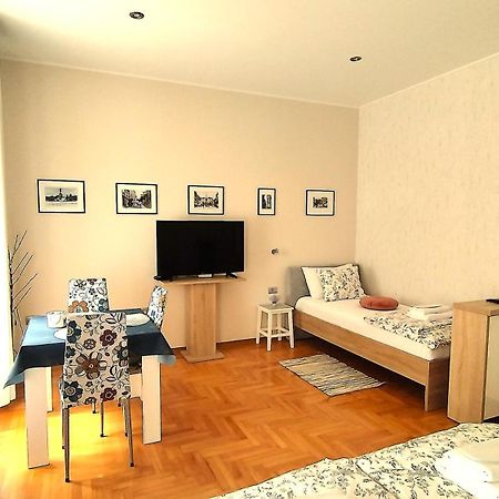 Lavender - City Room With Free Parking Pula Dış mekan fotoğraf