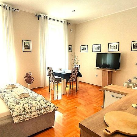 Lavender - City Room With Free Parking Pula Dış mekan fotoğraf