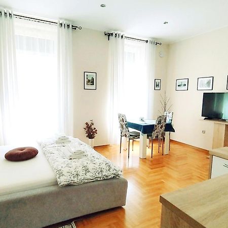 Lavender - City Room With Free Parking Pula Dış mekan fotoğraf