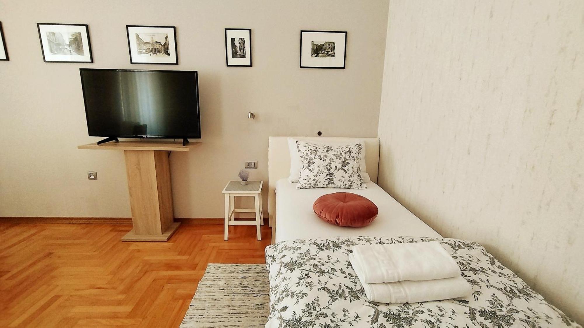 Lavender - City Room With Free Parking Pula Dış mekan fotoğraf